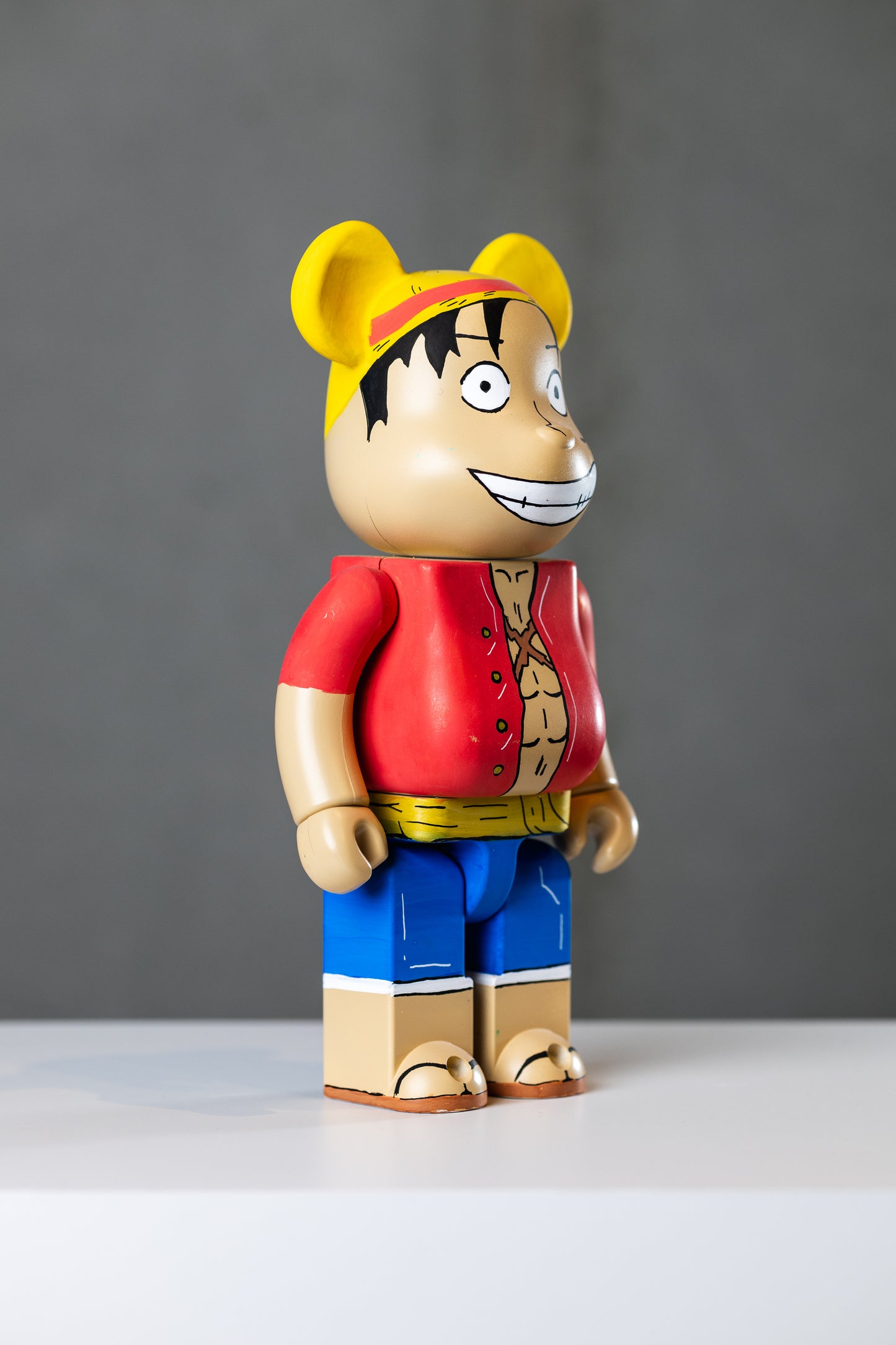 BEARBRICK 400%(28 CM) –,,ONE PIECE LUFFY EDITION,,-(Sammlerfigur)