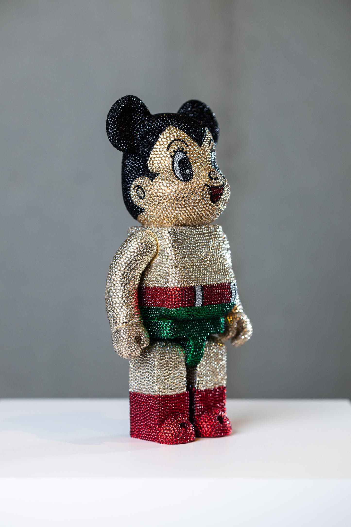 BEARBRICK 400%(28 CM9–,,ASTRO BOY STRASS EDITION,,-(Handarbeit | über 8.000 Strasssteine)