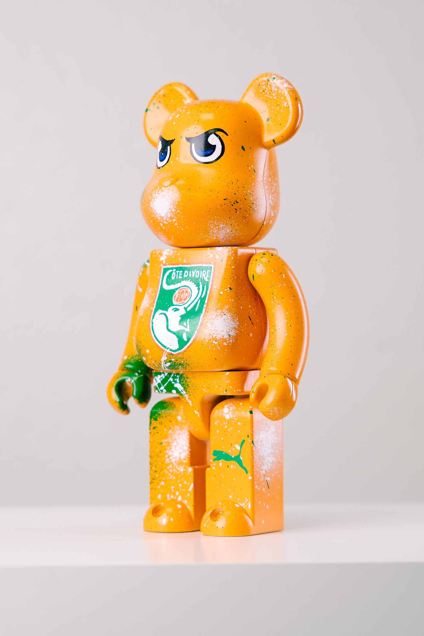 Bearbrick 400%(28 cm) –,,Elfenbeinküste Custom Edition-"