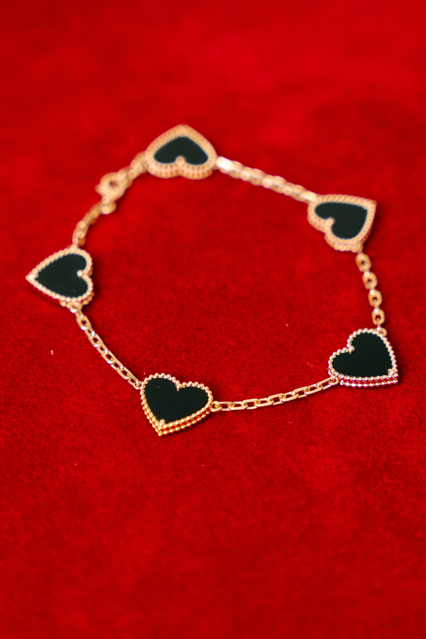 18k LUV Bracelett mit schwarzen Onyx-Herzen – ca. 10 g