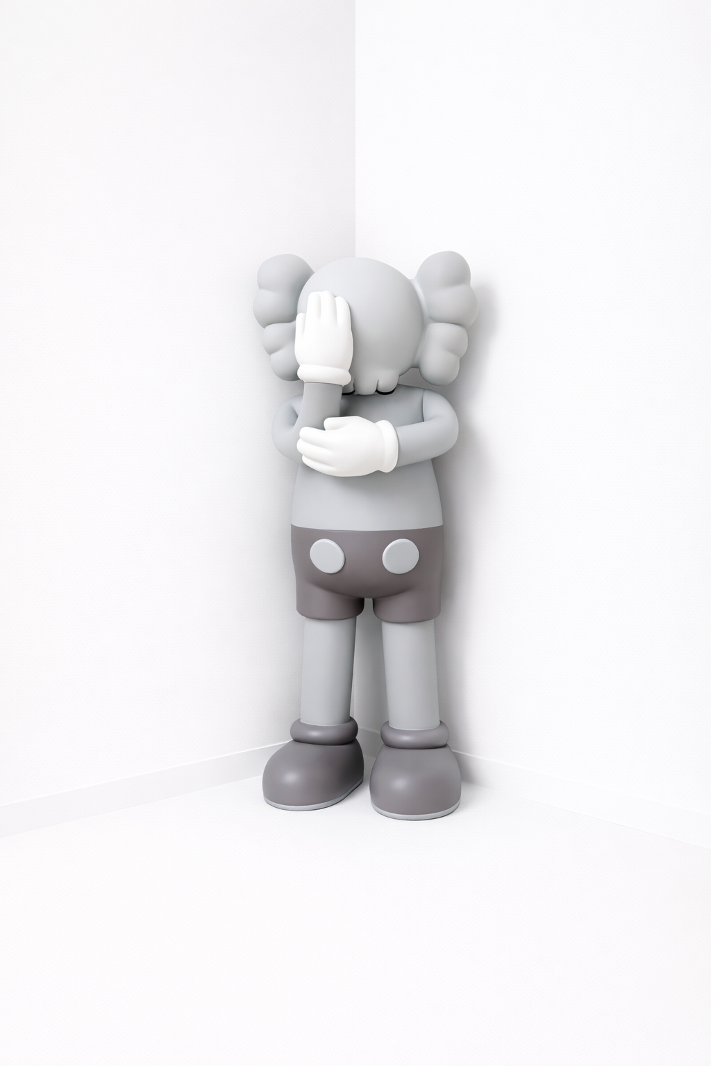 Clowny Design Soft Grey V Dance Sculpture 170cm