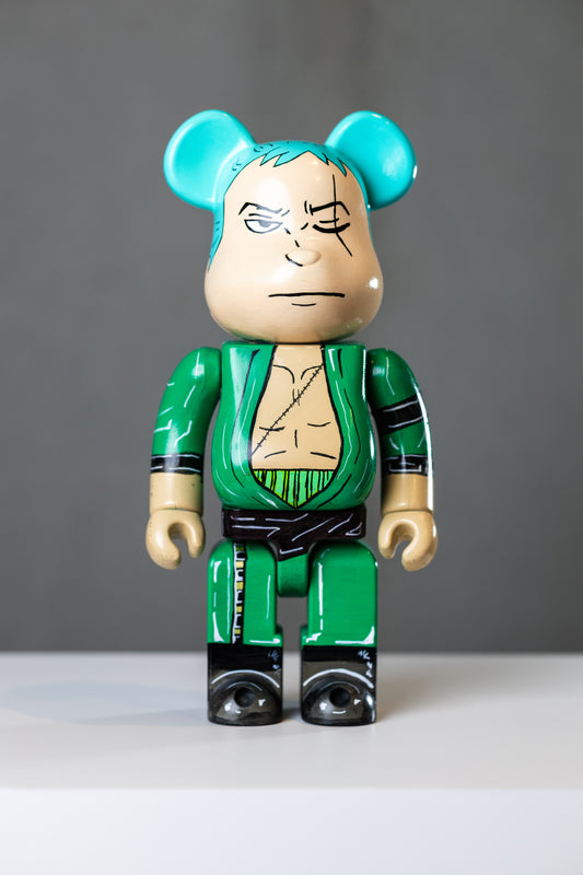 BEARBRICK 400%(28 CM) –,,ONE PIECE LORENOR ZORRO EDITION,,-(Sammlerfigur)
