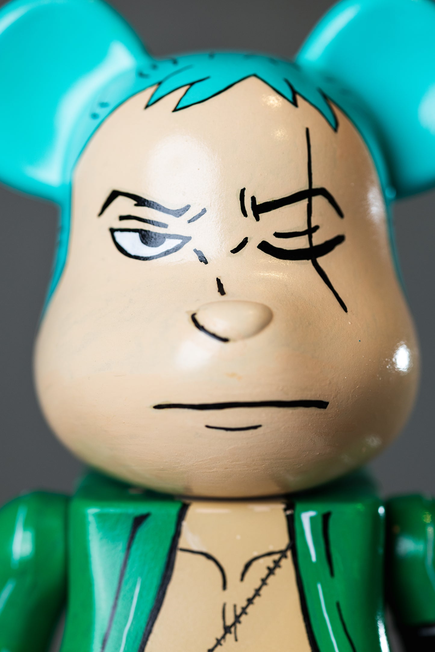 BEARBRICK 400%(28 CM) –,,ONE PIECE LORENOR ZORRO EDITION,,-(Sammlerfigur)