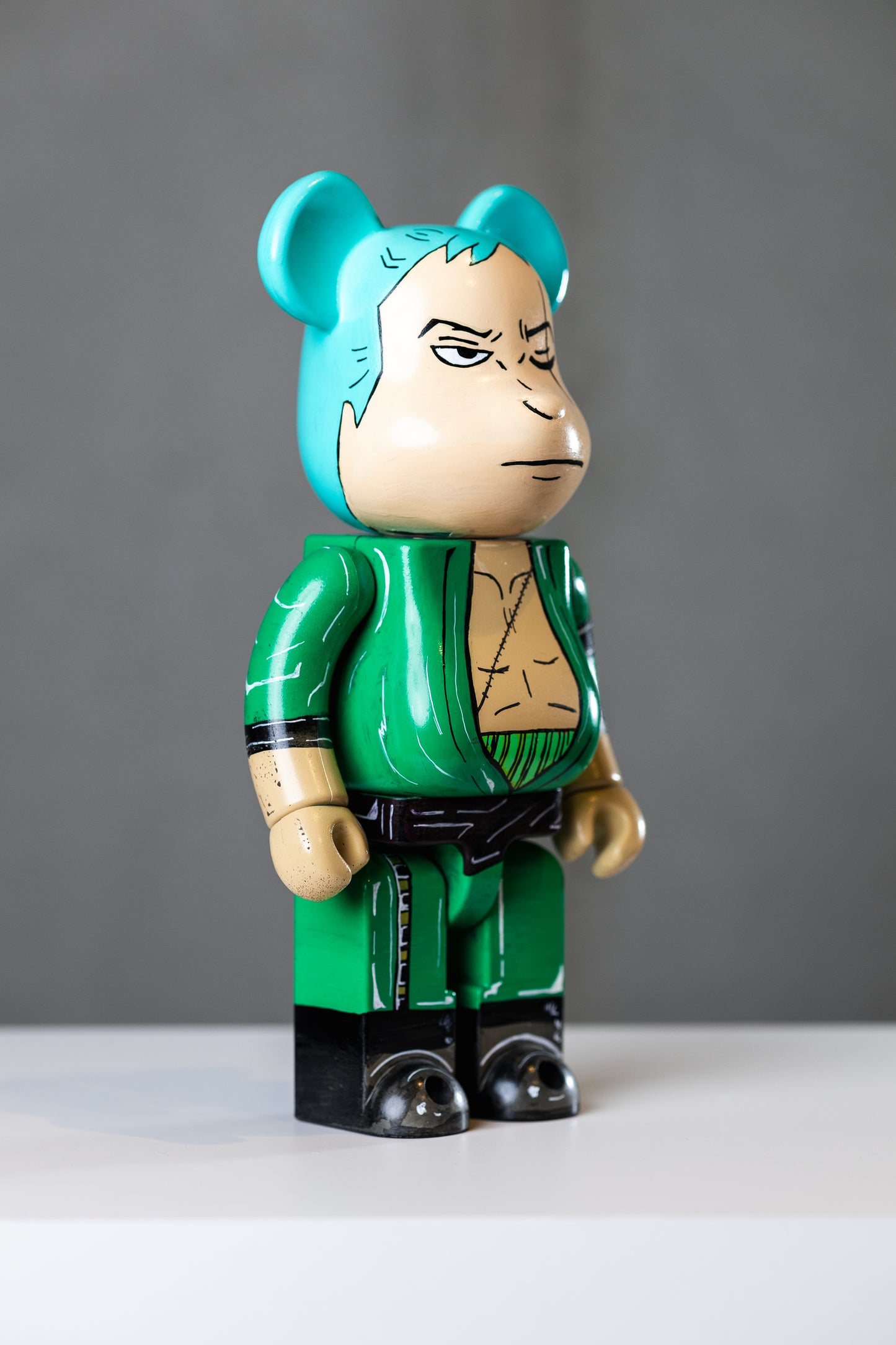 BEARBRICK 400%(28 CM) –,,ONE PIECE LORENOR ZORRO EDITION,,-(Sammlerfigur)