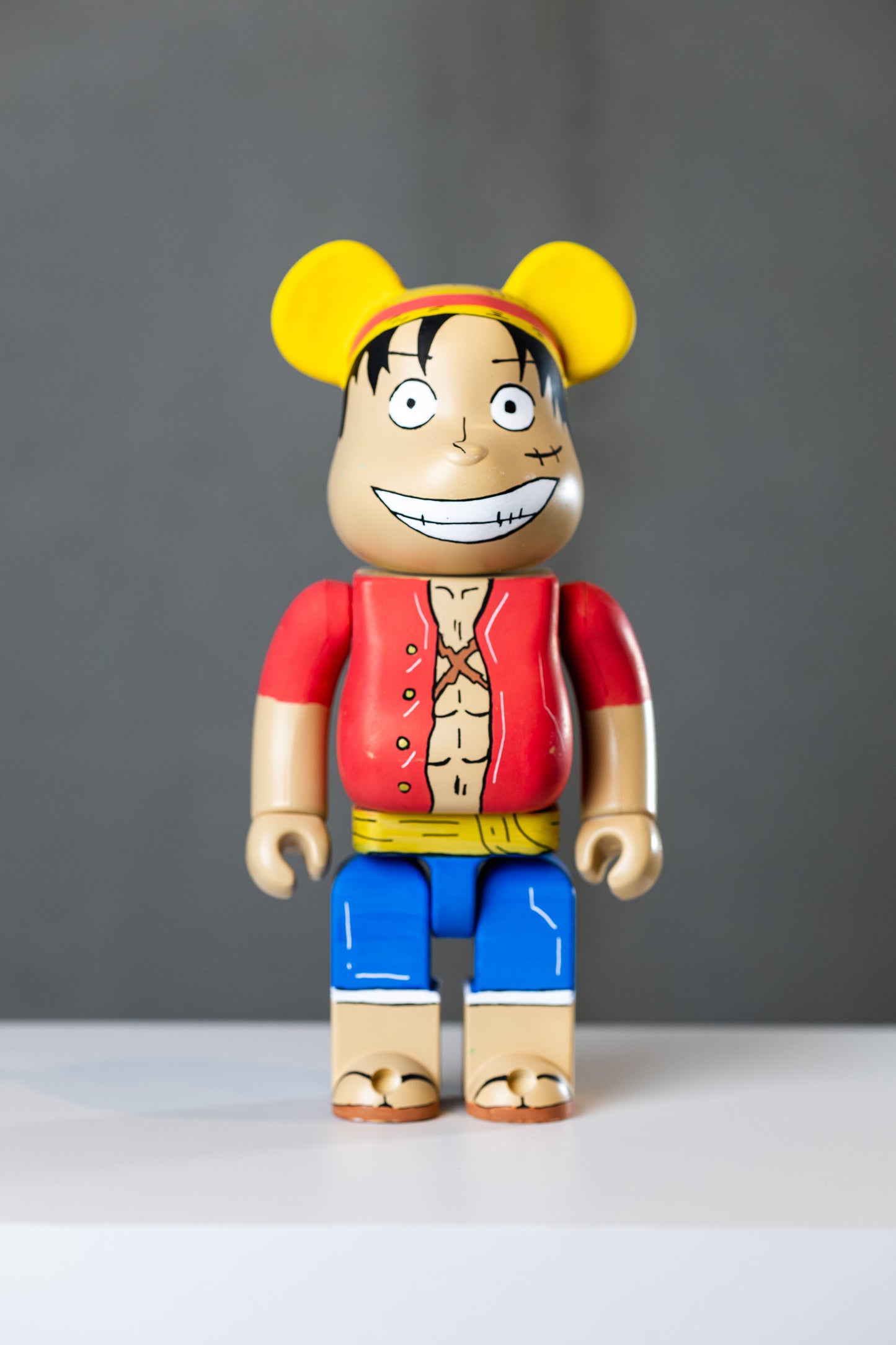 BEARBRICK 400%(28 CM) –,,ONE PIECE LUFFY EDITION,,-(Sammlerfigur)