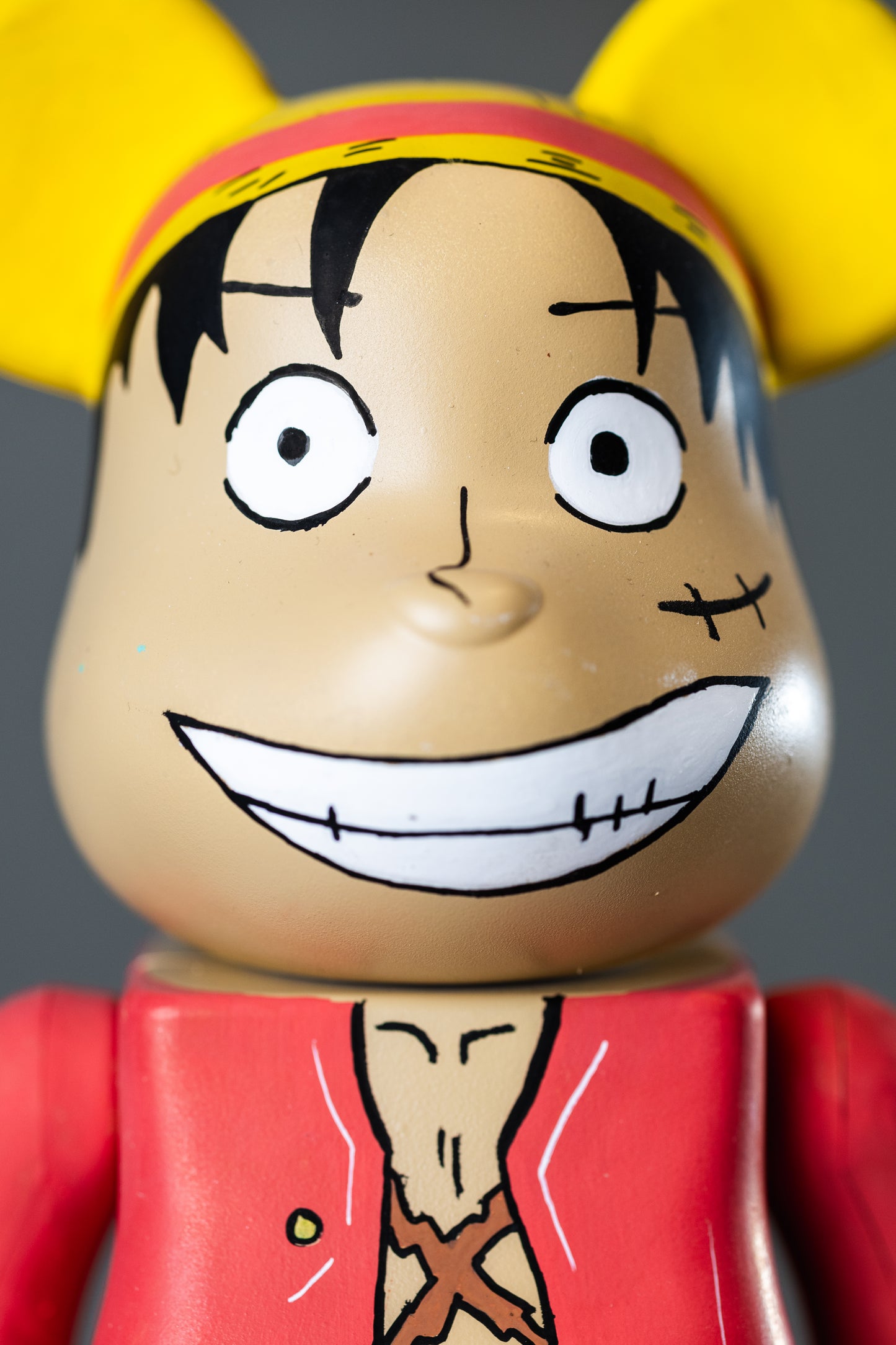 BEARBRICK 400%(28 CM) –,,ONE PIECE LUFFY EDITION,,-(Sammlerfigur)