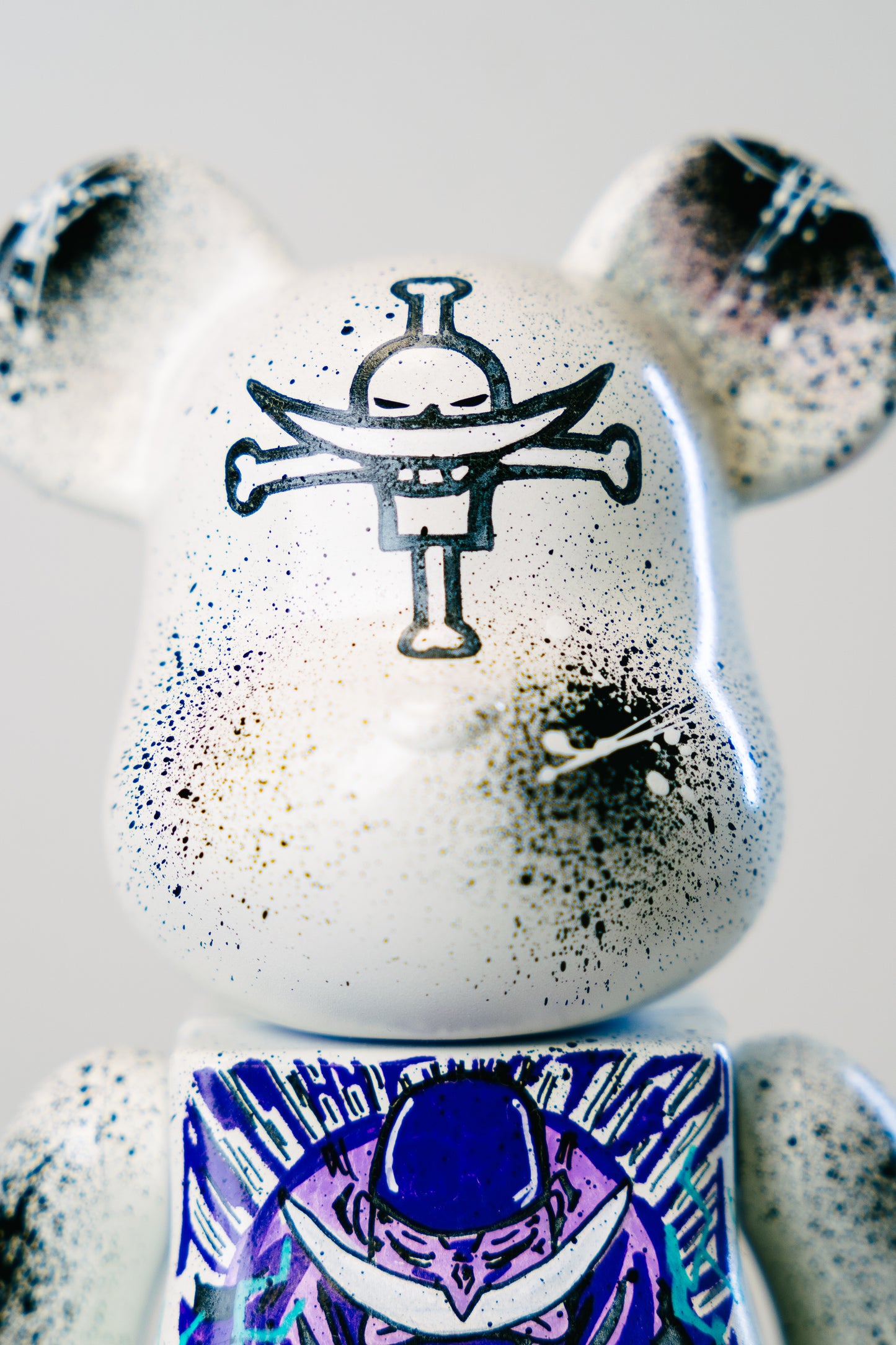 Bearbrick 400%(28 cm) –,,Whitebeard „Gura Gura-“ Edition (One Piece)