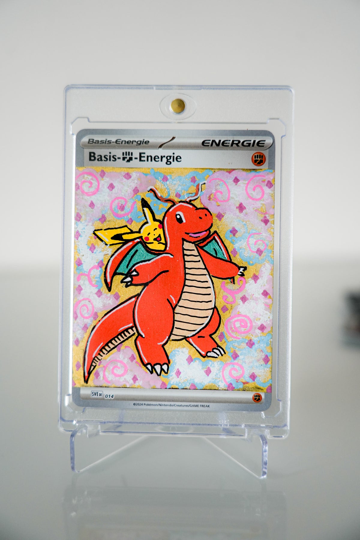 Dragoran & Pikachu Custom Art Card 1/1 – Handbemalte Pokémon Energiekarte