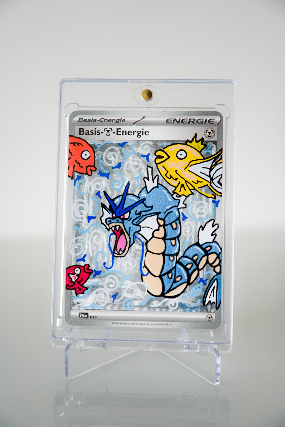 Garados & Karpador Custom Art Card 1/1 – Handbemalte Pokémon Energiekarte