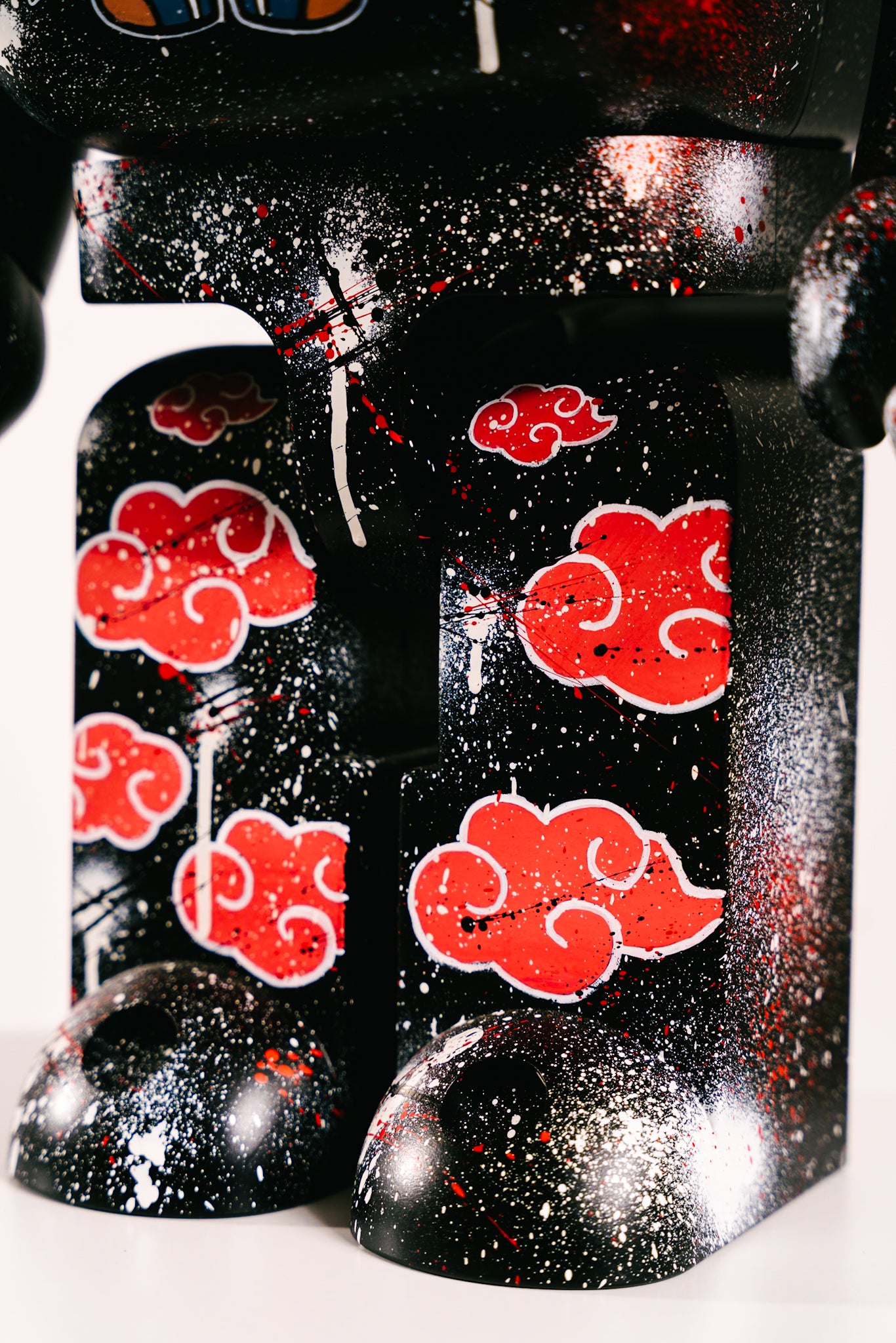 BEARBRICK 1000%(70 cm) –,,Itachi Inspired Edition-"