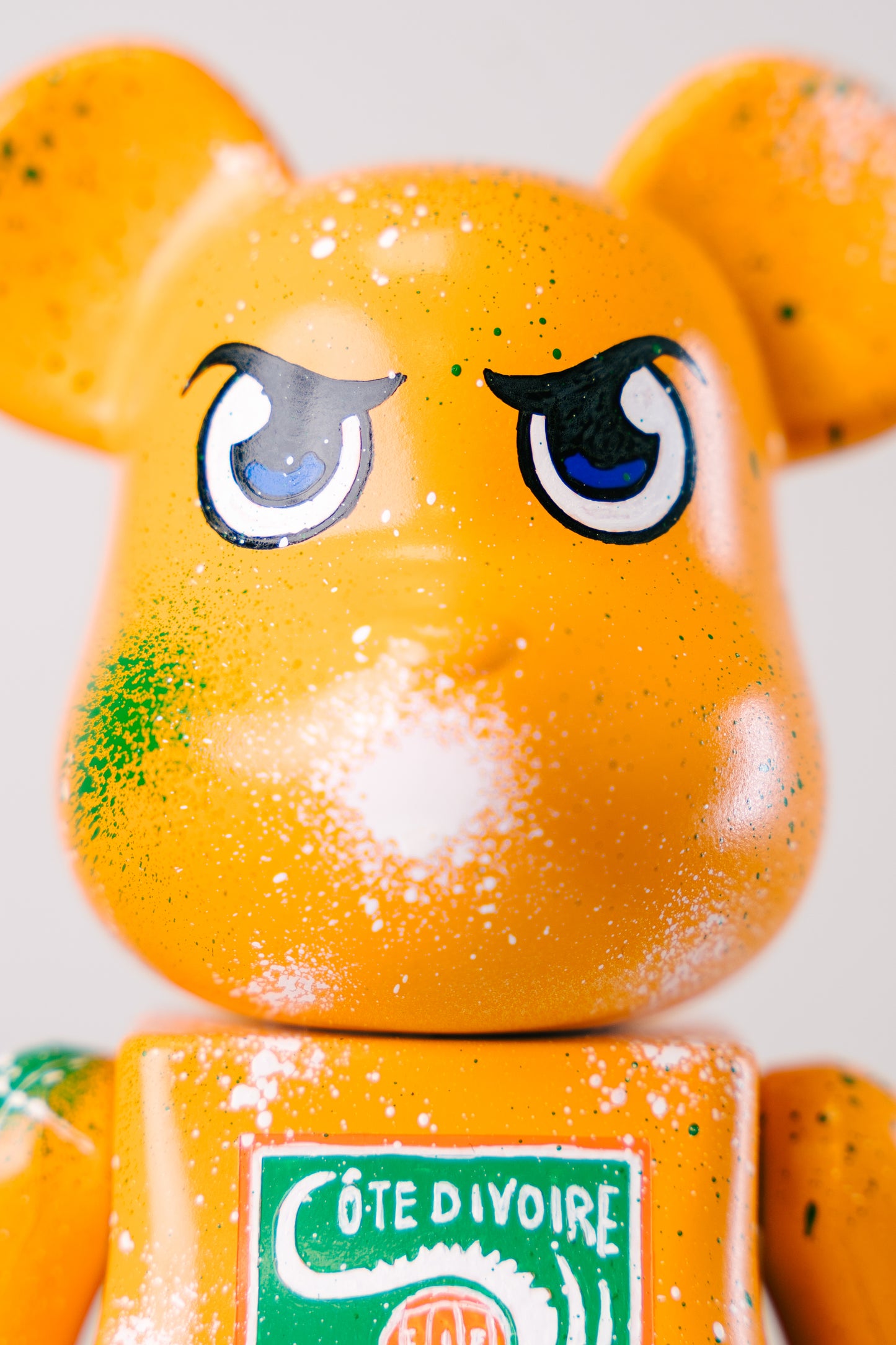 Bearbrick 400%(28 cm) –,,Elfenbeinküste Custom Edition-"