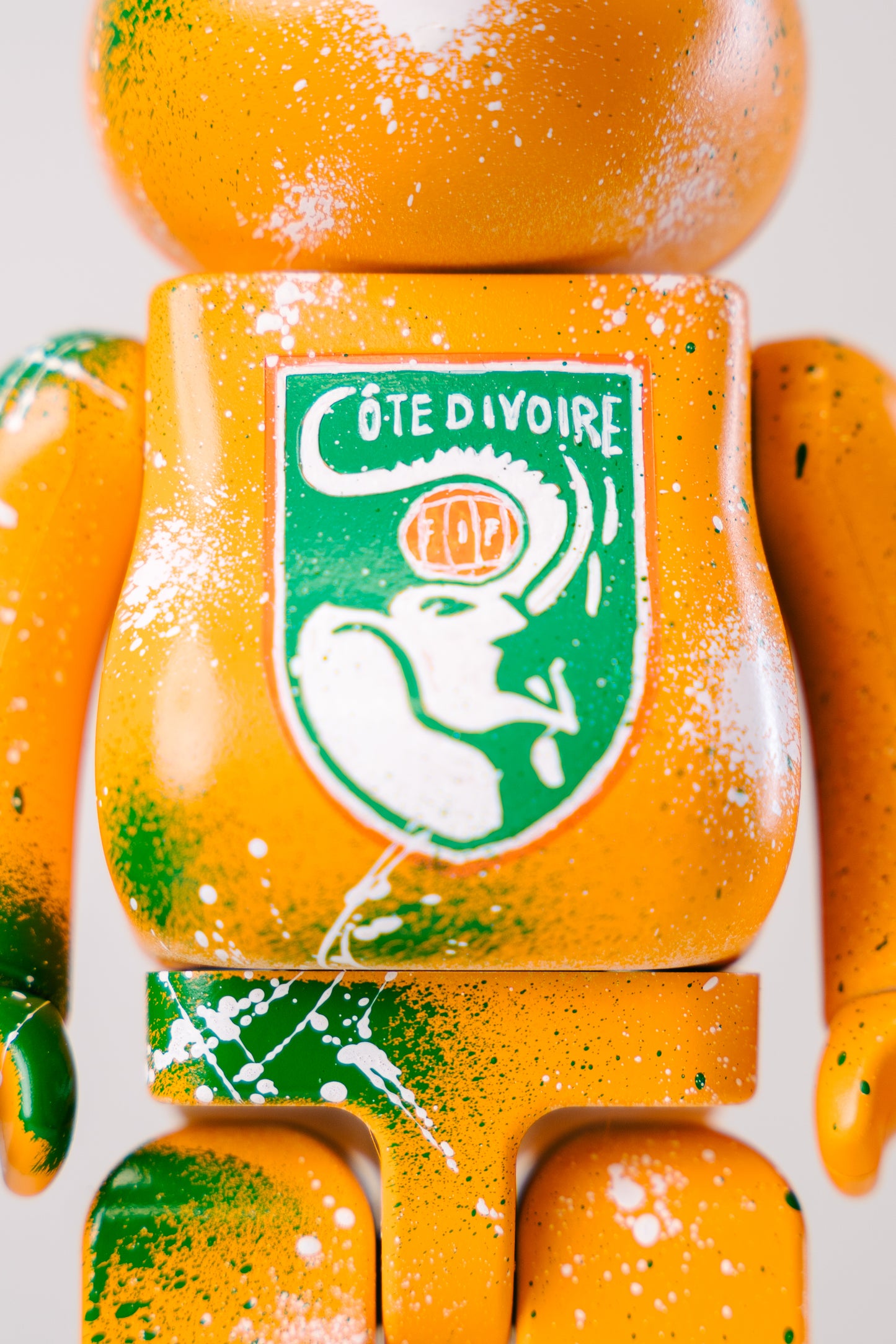 Bearbrick 400%(28 cm) –,,Elfenbeinküste Custom Edition-"