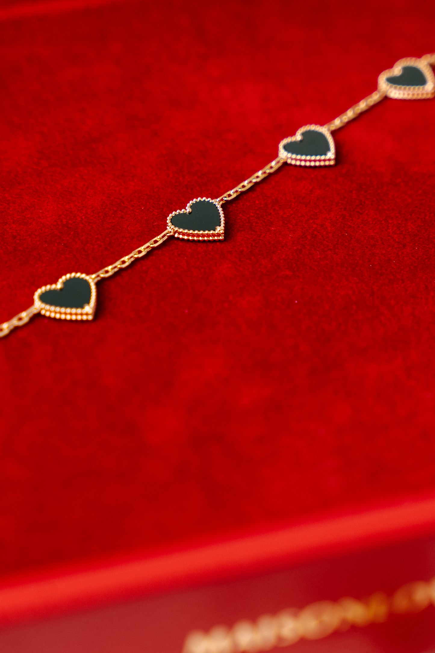 18k LUV Bracelett mit schwarzen Onyx-Herzen – ca. 10 g