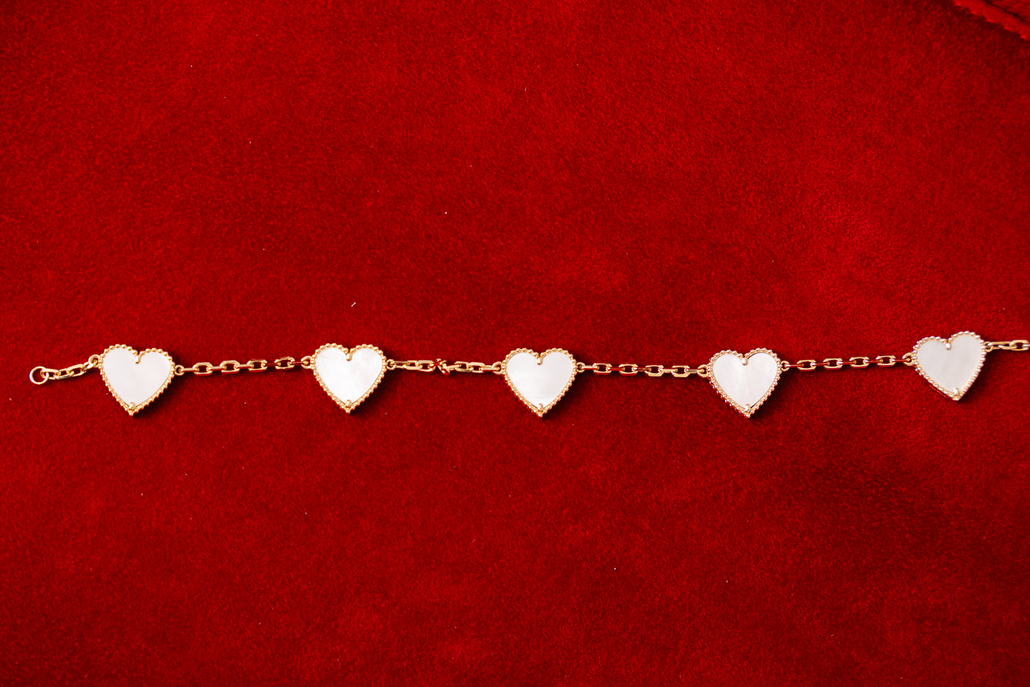 18k LUV Bracelett mit weißen Achat-Herzanhängern – ca. 10 g