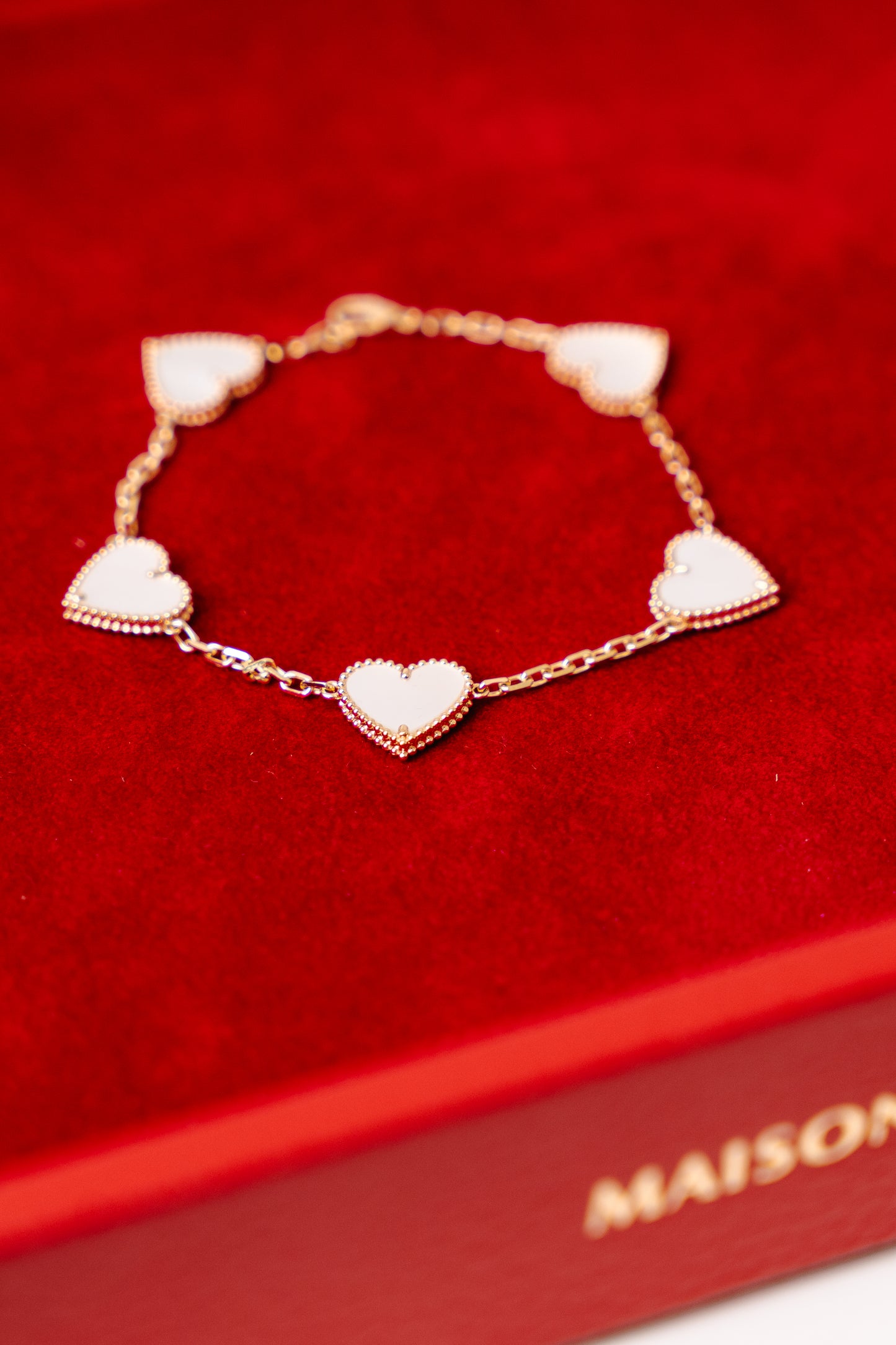 18k LUV Bracelett mit weißen Achat-Herzanhängern – ca. 10 g