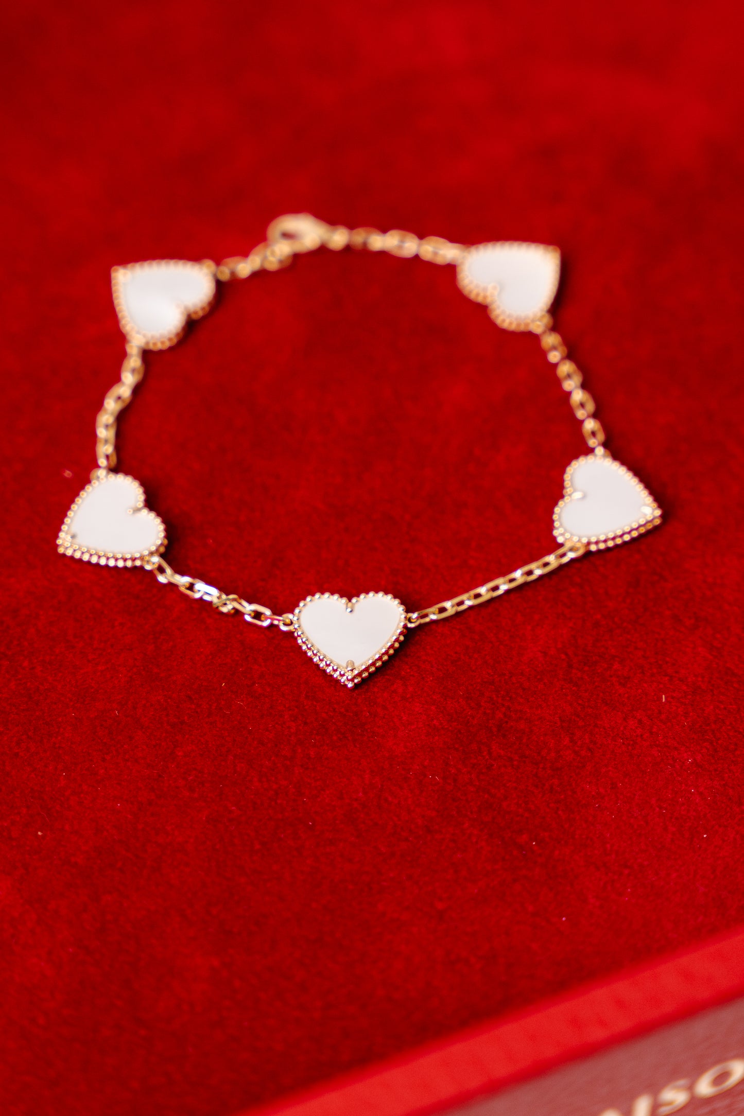 18k LUV Bracelett mit weißen Achat-Herzanhängern – ca. 10 g