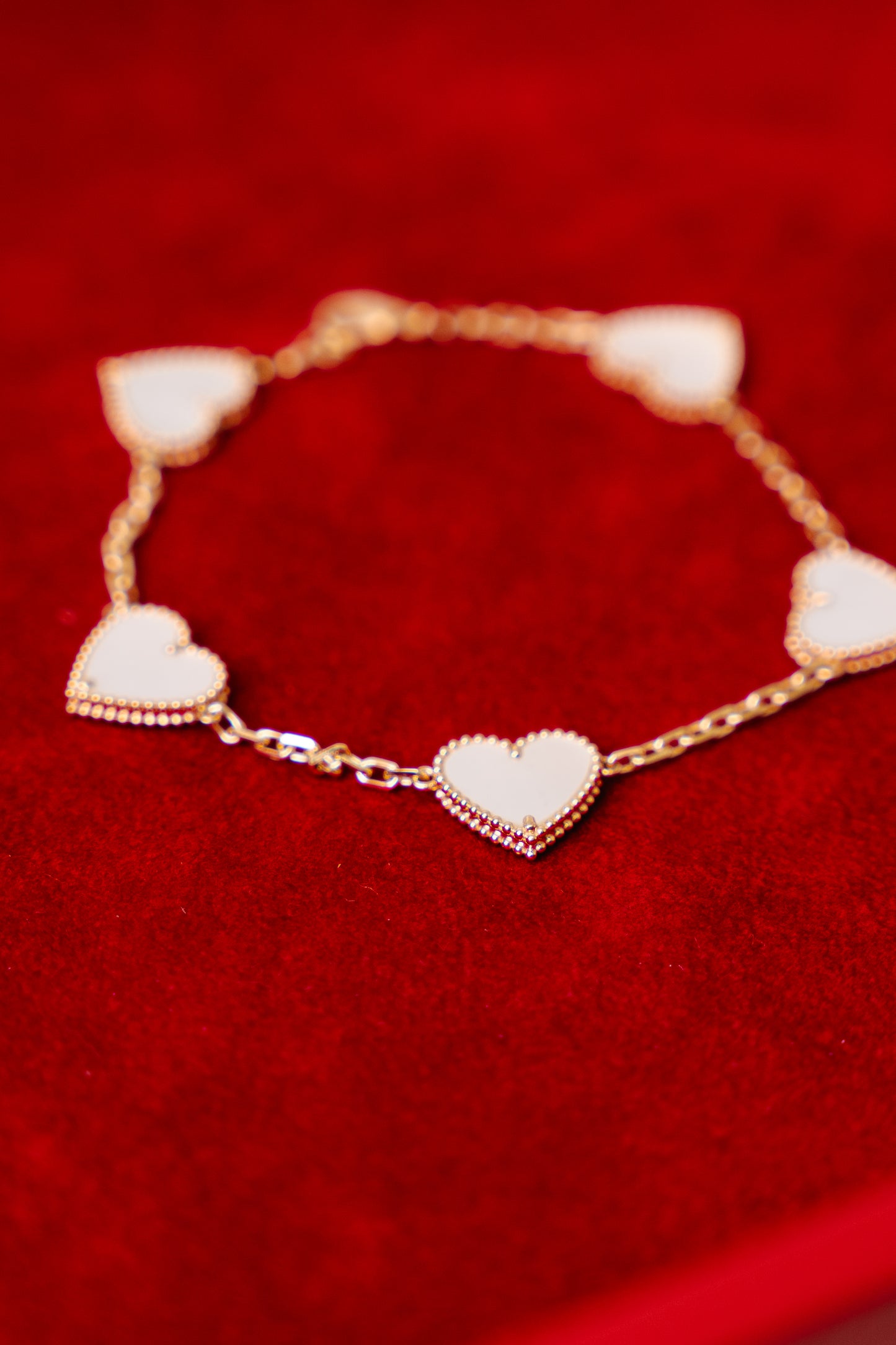 18k LUV Bracelett mit weißen Achat-Herzanhängern – ca. 10 g