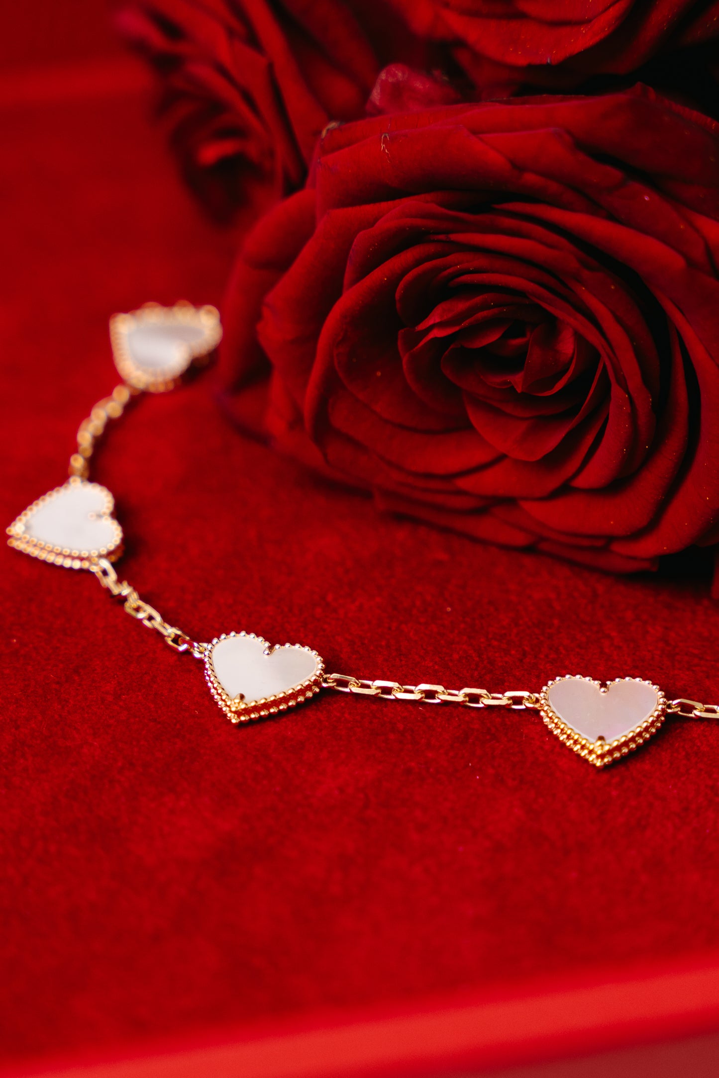 18k LUV Bracelett mit weißen Achat-Herzanhängern – ca. 10 g