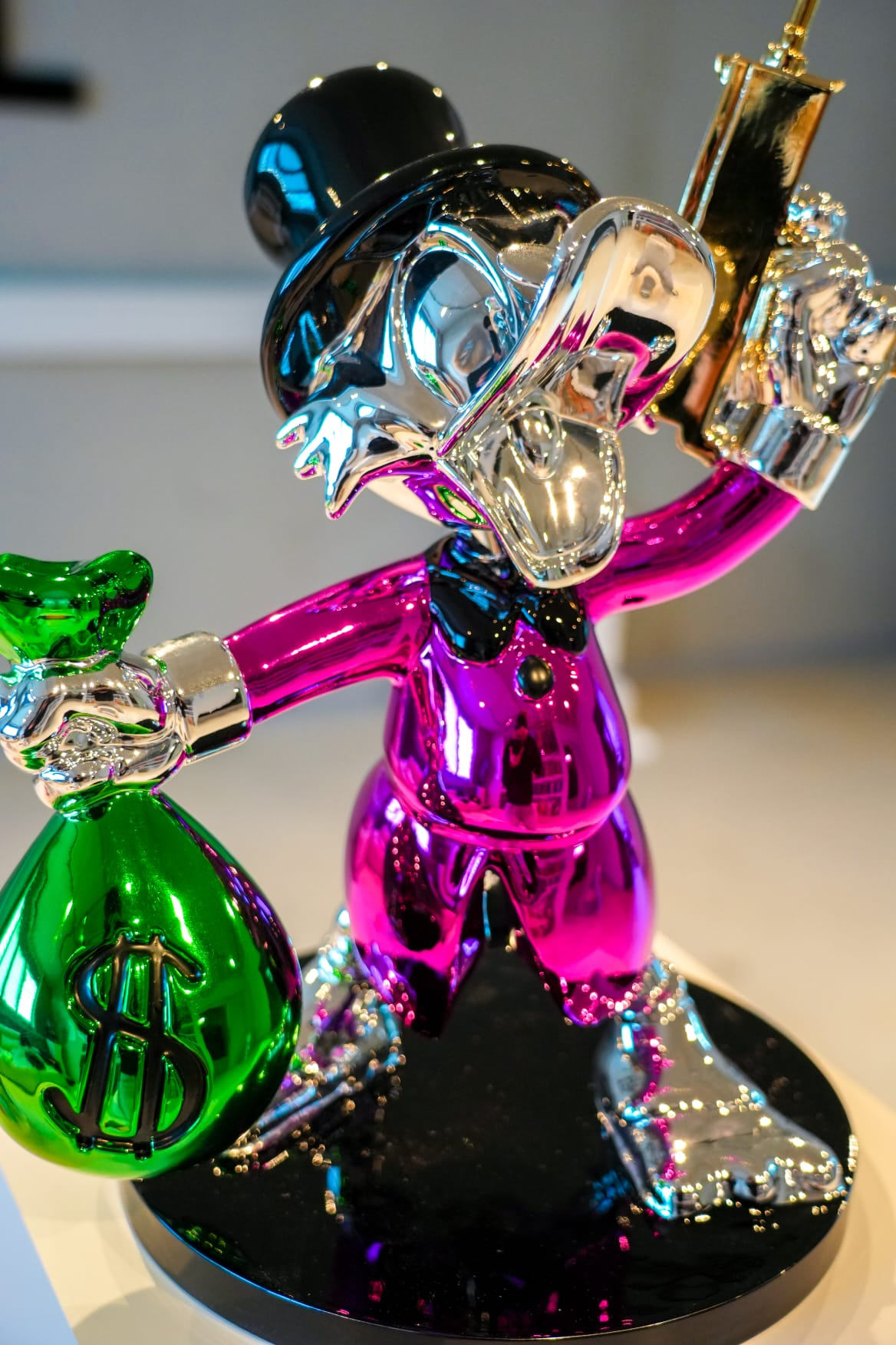 Duck Crown Pop Art Sculpture – 40 cm (Pink Edition)